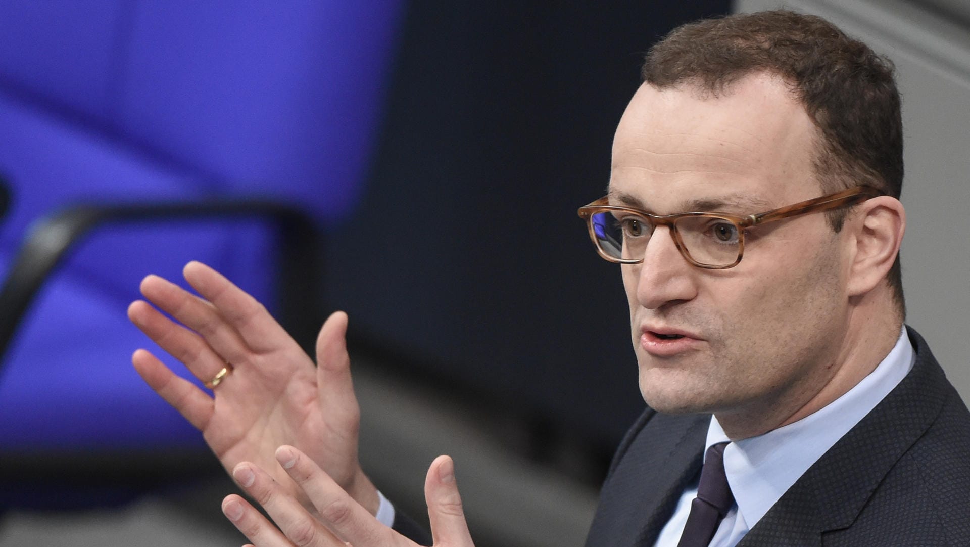 Jens Spahn (CDU), Bundesgesundheitsminister, spricht im Deutschen Bundestag: Der Gesundheitsminister will das Verbot für Fernbehandlungen von Ärzten aufheben. (Archivbild)