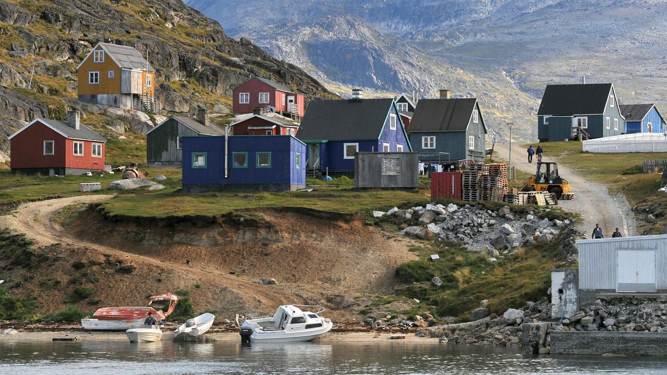 Boote am Ufer eines Fjordes in Südgrönland: Nur 56.000 Menschen leben auf Grönland.
