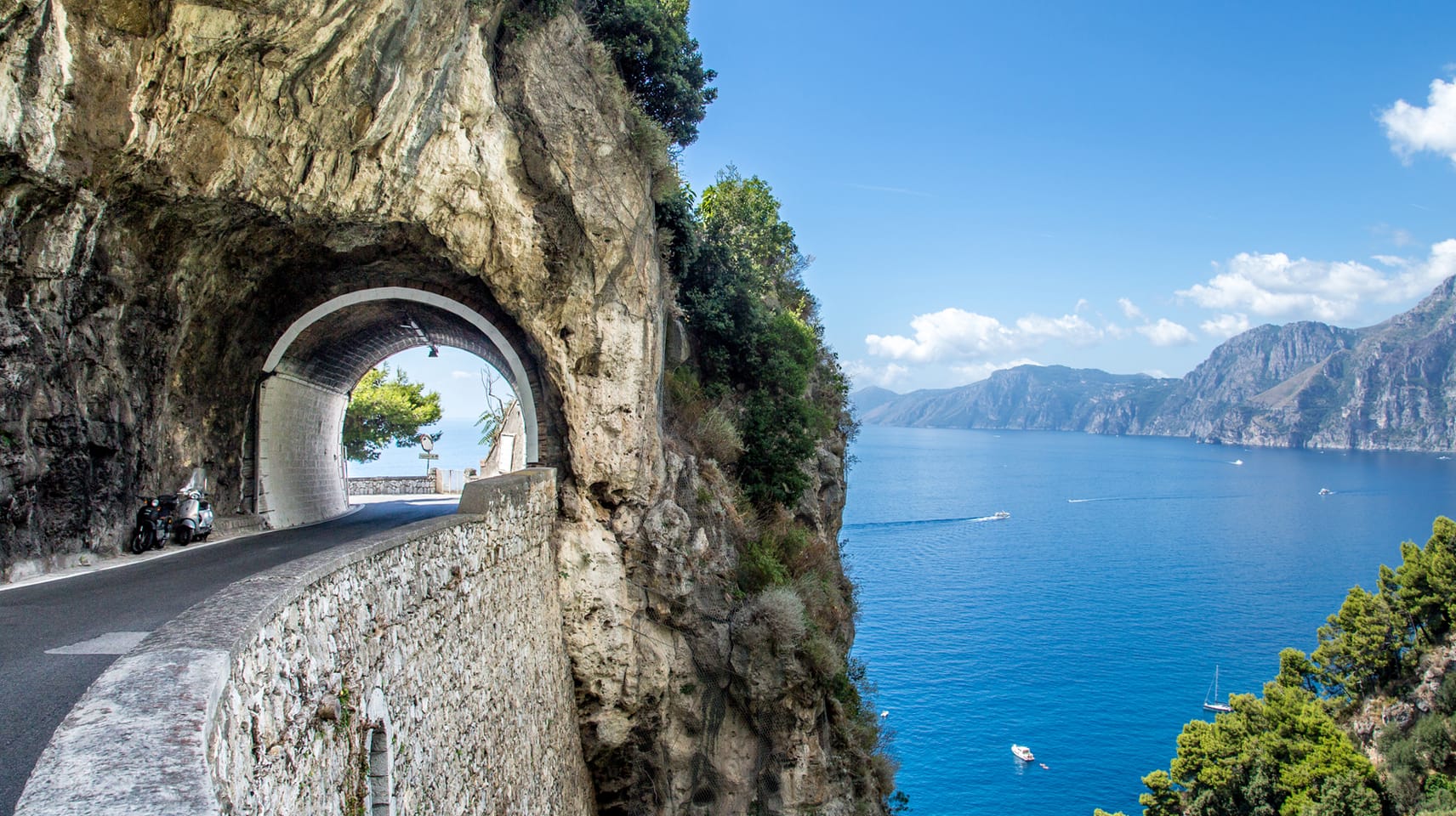 Die Amalfitana: Kurvenfans und Romantiker kommen auf dieser italienischen Route voll auf ihre Kosten.