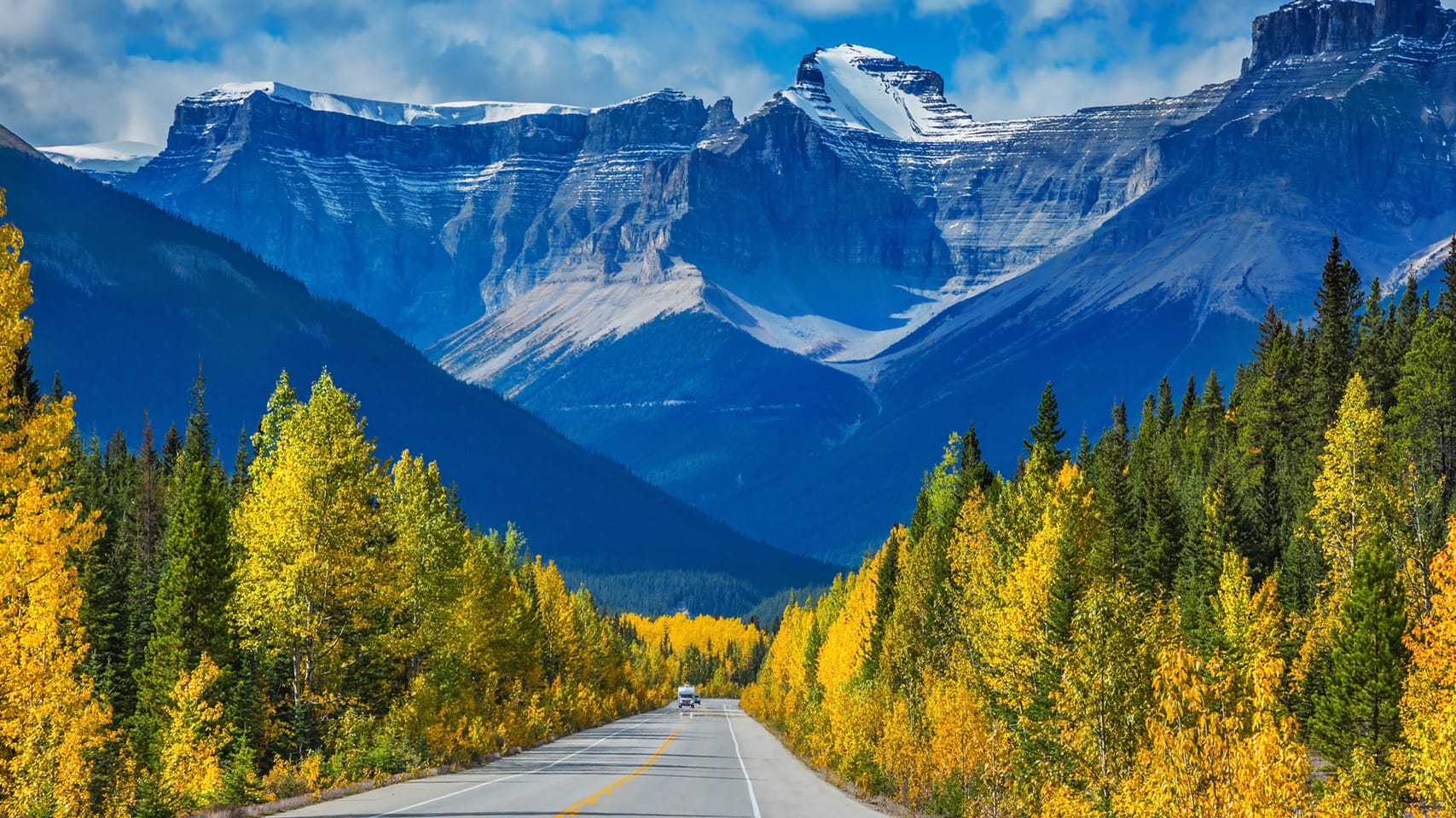 Der Icefields Parkway: Die Kombination aus verschneiter Bergkulisse und endlos grünen Wäldern bestimmt den besonderen Reiz der Autoroute.