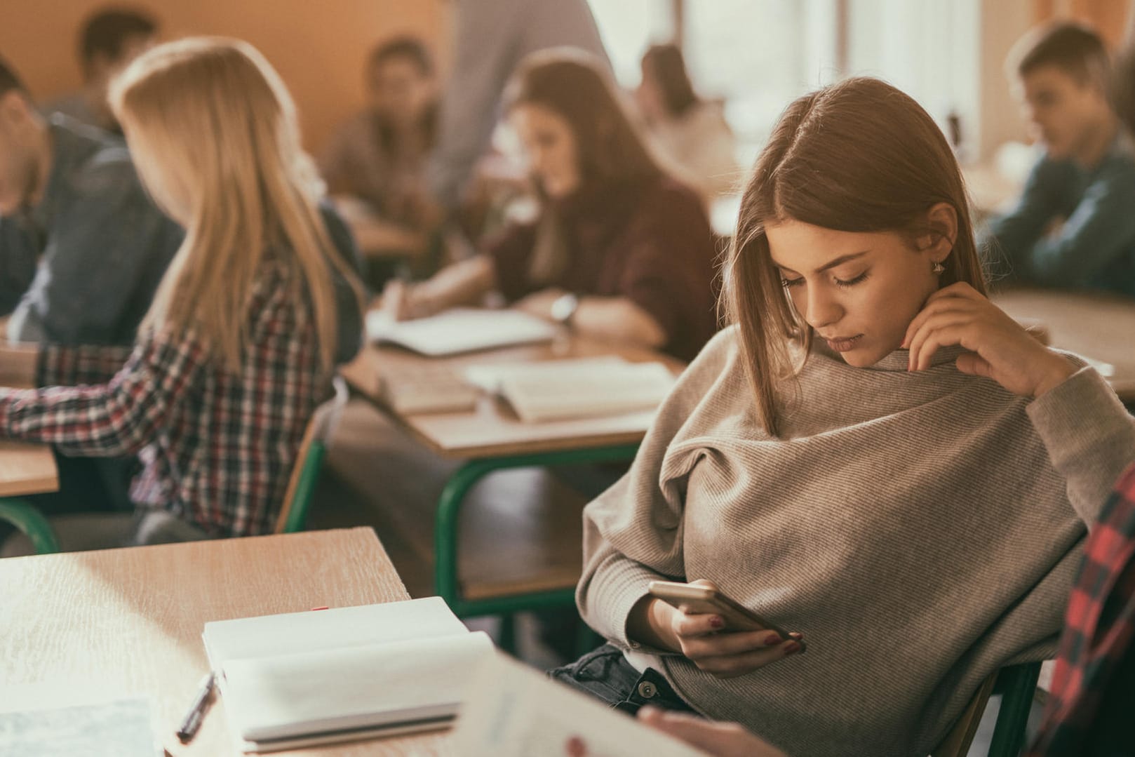 Schülerin mit Smartphone: Ob Handys auf dem Schulgelände oder im Unterricht erlaubt sind, entscheiden die Schulen.