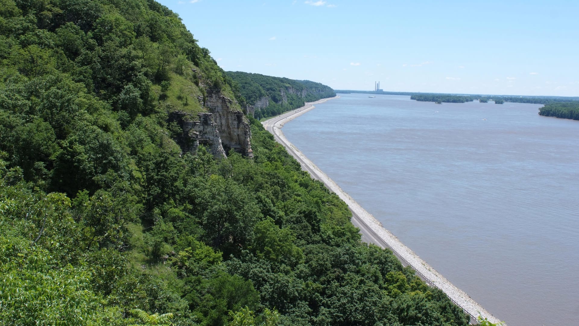 Die Great River Road: Im US-Bundesstaat Illinois bilden Kalksteinklippen und Waldgebiete das Zuhause des weißköpfigen Seeadlers.