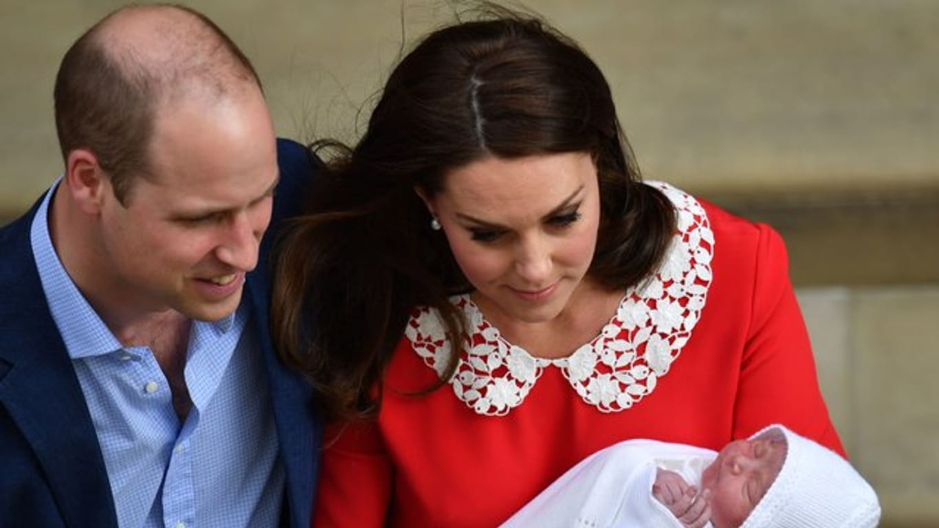 Prinz William und Herzogin Kate mit ihrem neugeborenen Kind vor dem St.