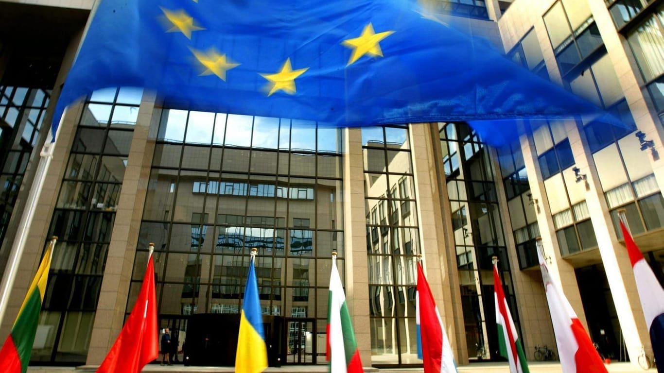 Der Eingang des EU-Ratsgebäudes in Brüssel: Eine Gruppe von Politikern im Europarat soll für Geld das autoritäre Aserbaidschan in einem positiven Licht dargestellt haben.
