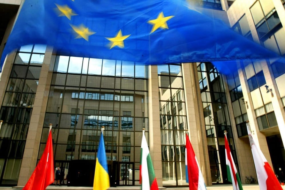 Der Eingang des EU-Ratsgebäudes in Brüssel: Eine Gruppe von Politikern im Europarat soll für Geld das autoritäre Aserbaidschan in einem positiven Licht dargestellt haben.