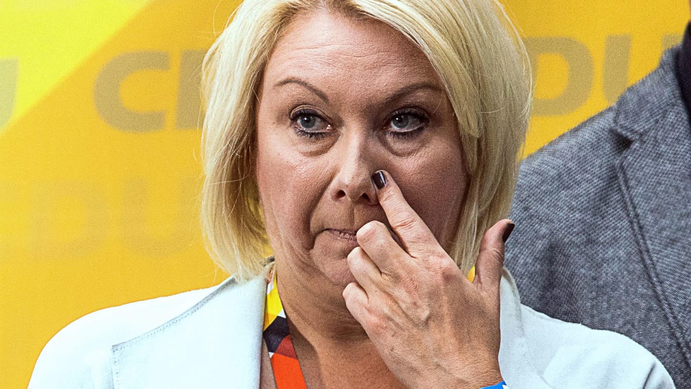 Die CDU-Bundestagsabgeordnete Karin Strenz steht steht ebenfalls unter Korruptionsverdacht. Strenz soll über Umwege Geld aus Aserbaidschan erhalten haben.