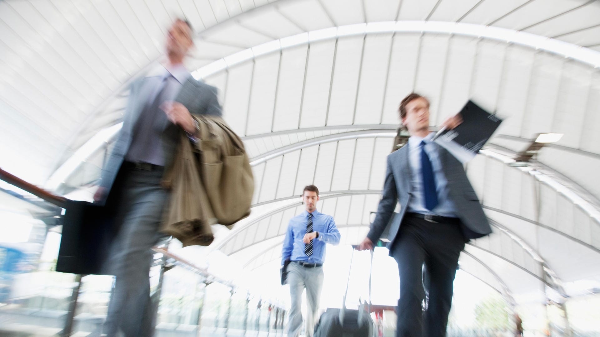 Umsteigen am Flughafen: Planen Sie besonders viel Zeit ein, wenn Sie einen Langstreckenflug bekommen müssen.