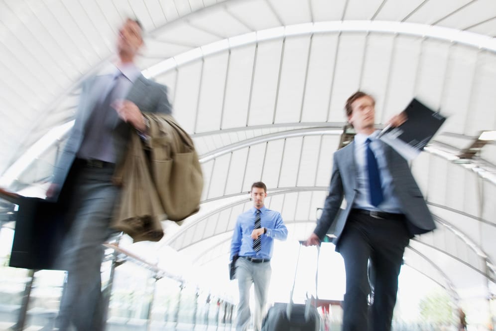 Umsteigen am Flughafen: Planen Sie besonders viel Zeit ein, wenn Sie einen Langstreckenflug bekommen müssen.