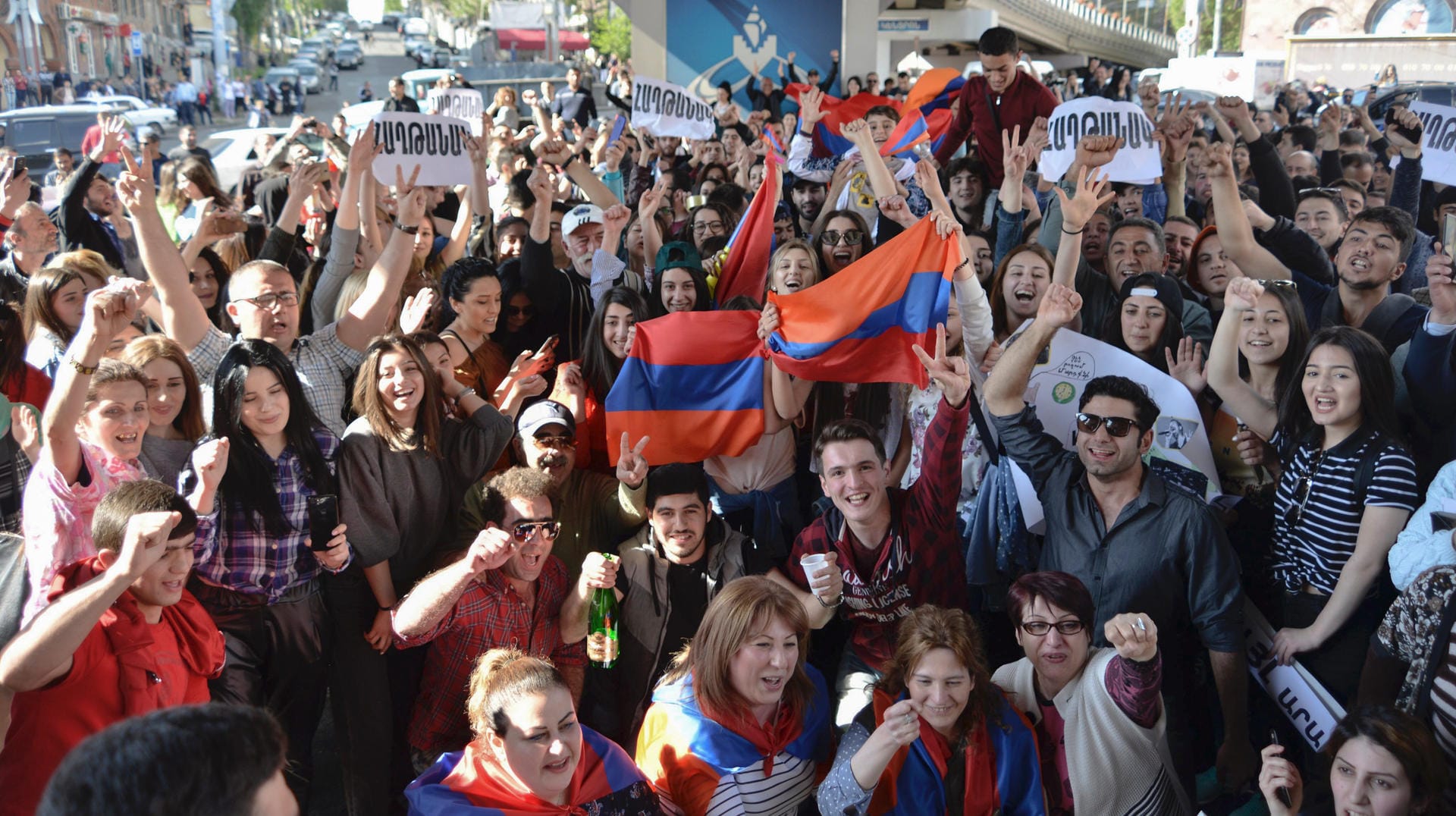 Menschen in Eriwan bejubeln den Rücktritt von Armeniens Ministerpräsident Sersch Sargsjan: Die Massenproteste gegen ihn waren erfolgreich. Menschen in Eriwan bejubeln den Rücktritt von Armeniens Ministerpräsident Sersch Sargsjan: Die Massenproteste gegen ihn waren erfolgreich.