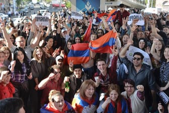Menschen in Eriwan bejubeln den Rücktritt von Armeniens Ministerpräsident Sersch Sargsjan: Die Massenproteste gegen ihn waren erfolgreich.