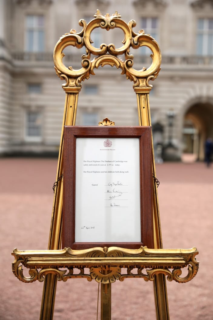 Das Baby ist da: Vor dem Buckingham-Palast wird das Geschlecht und die genaue Geburtszeit verraten.