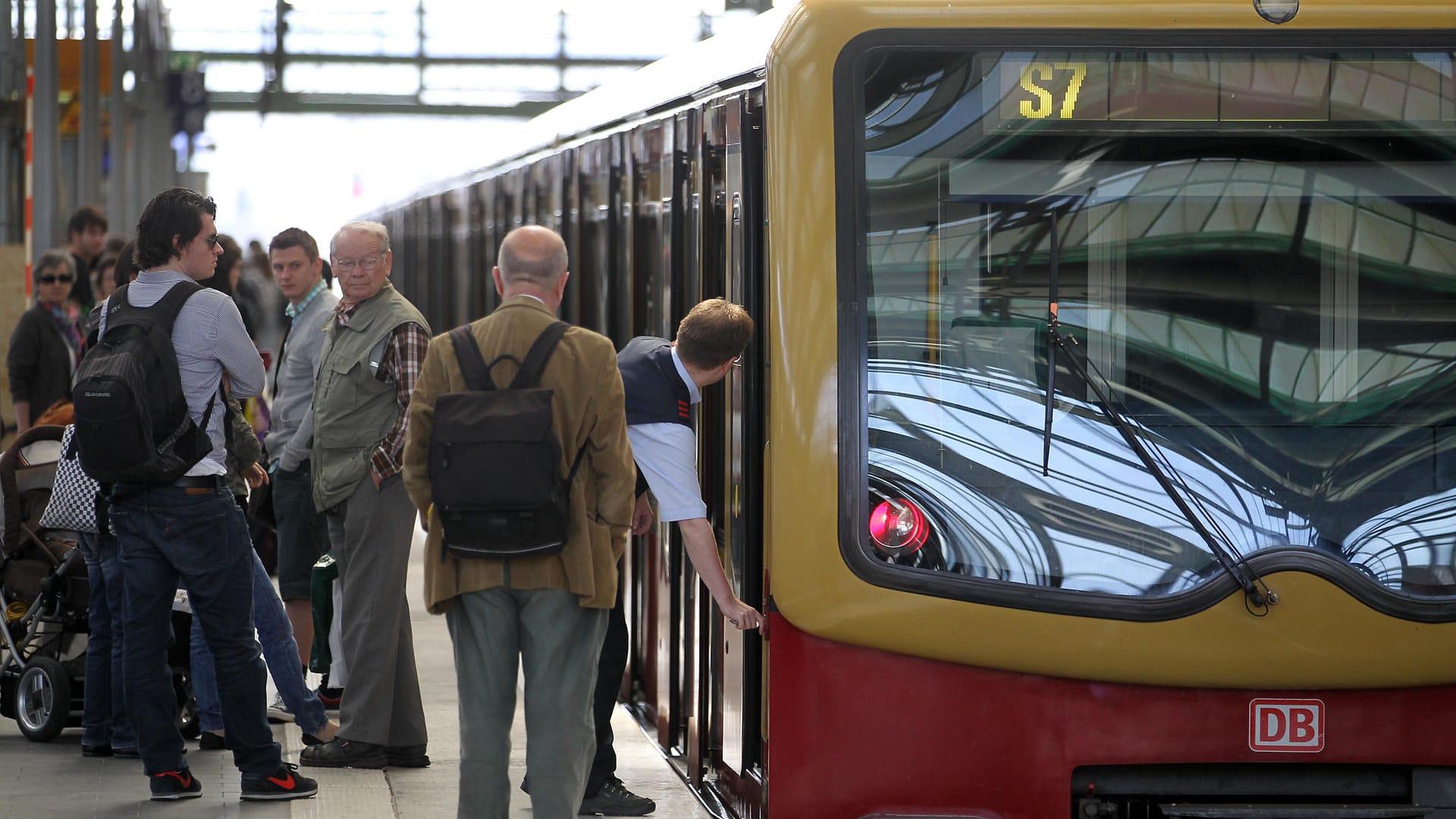 Eine S-Bahn am Ostbahnhof Berlin: Ein Pärchen hat hier für Aufruhr gesorgt, als die Frau ihren Begleiter öffentlich befriedigte. (Archivbild)