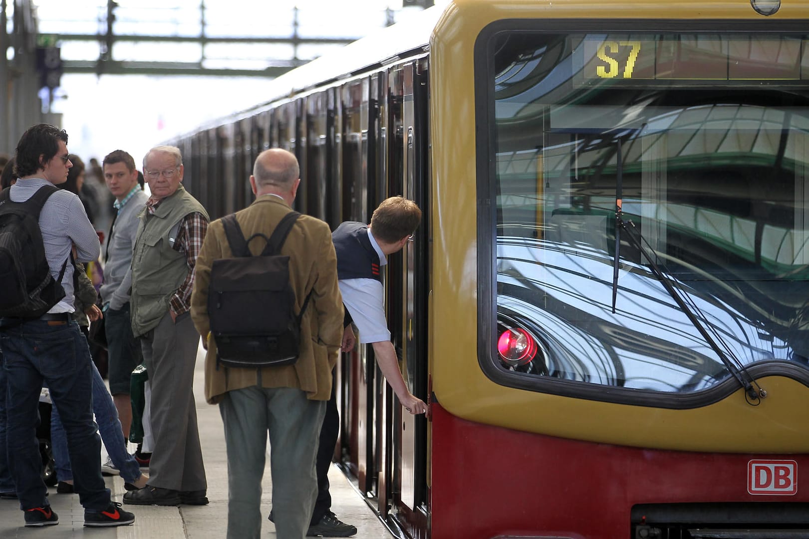 Eine S-Bahn am Ostbahnhof Berlin: Ein Pärchen hat hier für Aufruhr gesorgt, als die Frau ihren Begleiter öffentlich befriedigte. (Archivbild)