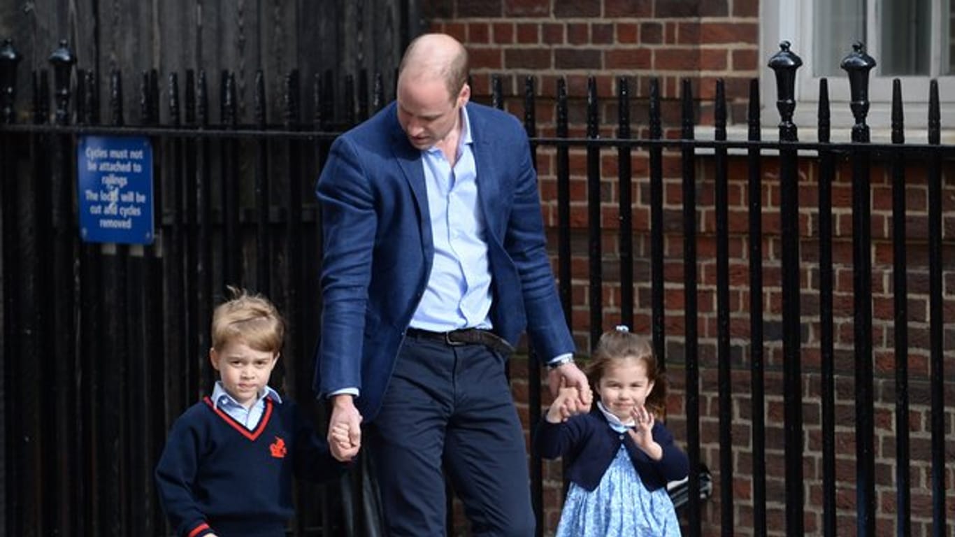 George und Charlotte sind mit Papa William auf dem Weg zu ihrer Mutter und dem neuen Geschwisterchen.