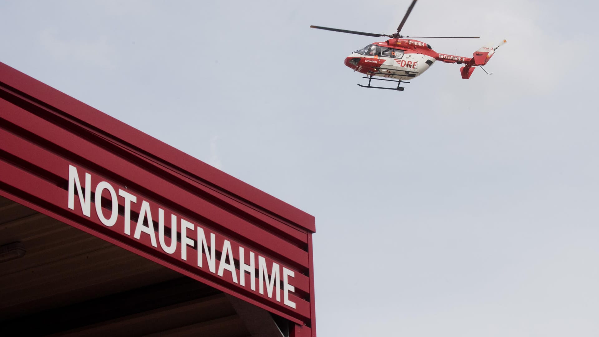 Ein Rettungshubschrauber im Einsatz: Ein Siebenjähriger wurde bei einem Unfall mit einem Aufsitz-Rasenmäher schwer verletzt. (Symbolbild) Ein Rettungshubschrauber im Einsatz: Ein Siebenjähriger wurde bei einem Unfall mit einem Aufsitz-Rasenmäher schwer verletzt. (Symbolbild)