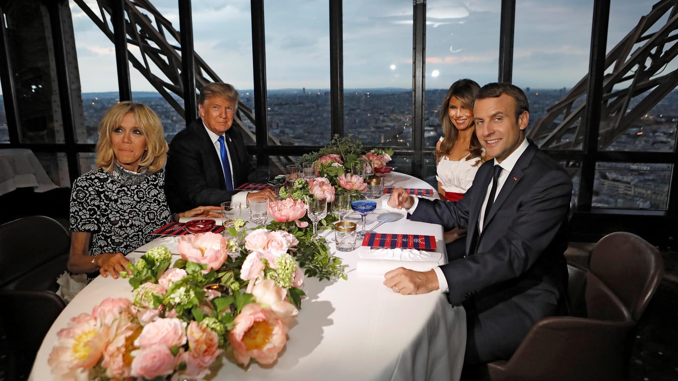 Emannuel Macron, Donald Trump und die First Ladies Brigitte Macron und Melania Trump beim Essen im Eiffelturm: Der französische Präsident gibt sich alle Mühe, seinen Kollegen zu umgarnen.