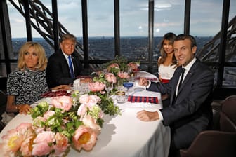 Emannuel Macron, Donald Trump und die First Ladies Brigitte Macron und Melania Trump beim Essen im Eiffelturm: Der französische Präsident gibt sich alle Mühe, seinen Kollegen zu umgarnen.