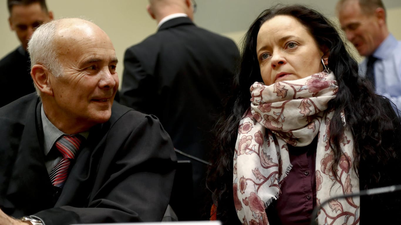 Die Angeklagte Beate Zschäpe sitzt neben ihrem Anwalt Hermann Borchert im Gerichtssaal im Oberlandesgericht: Wird beim kommenden Prozesstag wirklich das Plädoyer vorgetragen?
