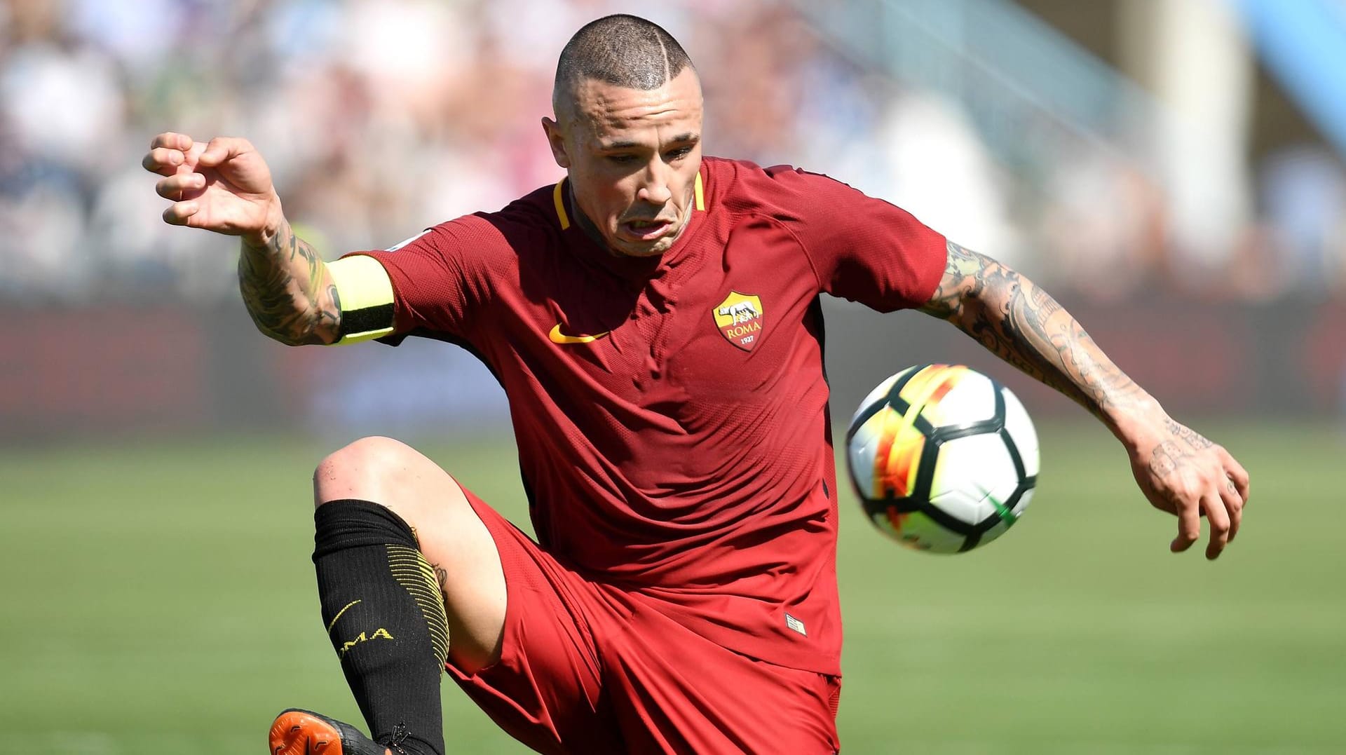 Radja Nainggolan: Roms Mittelfeldspieler setzt seine Gegner sofort unter Druck.