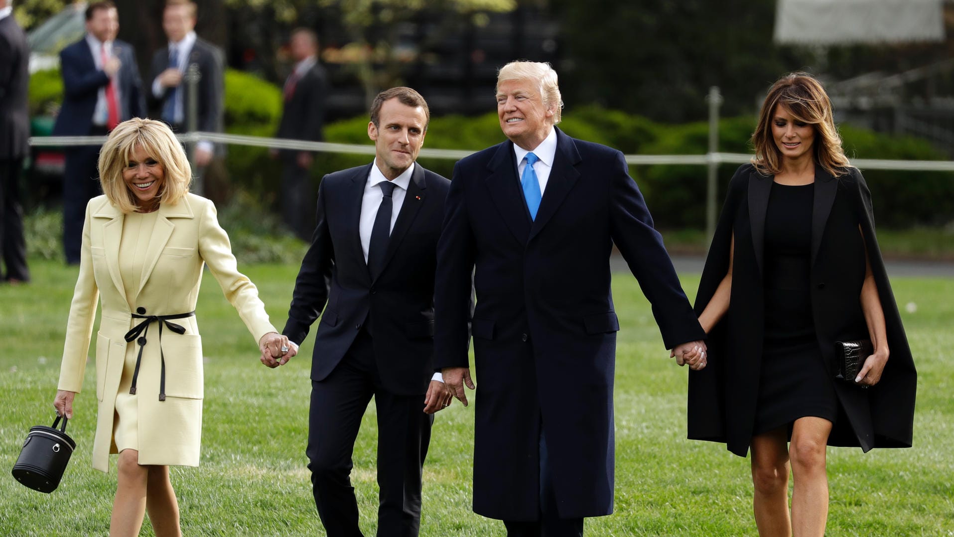 Die Macrons (l.) und die Trumps im Garten vor dem Weißen Haus: Nach dem Staatsbesuch in Paris im Sommer wünscht sich der US-Präsident eine Militärparade in Washington. Die Macrons (l.) und die Trumps im Garten vor dem Weißen Haus: Nach dem Staatsbesuch in Paris im Sommer wünscht sich der US-Präsident eine Militärparade in Washington.