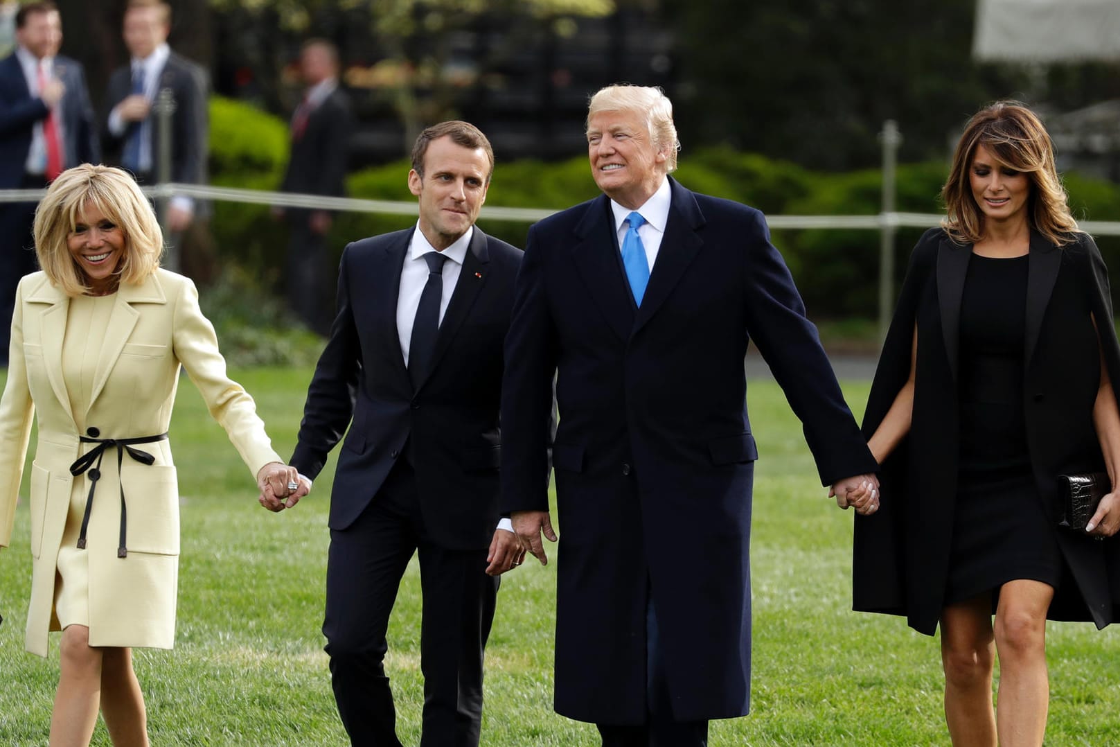 Die Macrons (l.) und die Trumps im Garten vor dem Weißen Haus: Nach dem Staatsbesuch in Paris im Sommer wünscht sich der US-Präsident eine Militärparade in Washington.