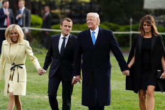 Die Macrons (l.) und die Trumps im Garten vor dem Weißen Haus: Nach dem Staatsbesuch in Paris im Sommer wünscht sich der US-Präsident eine Militärparade in Washington.