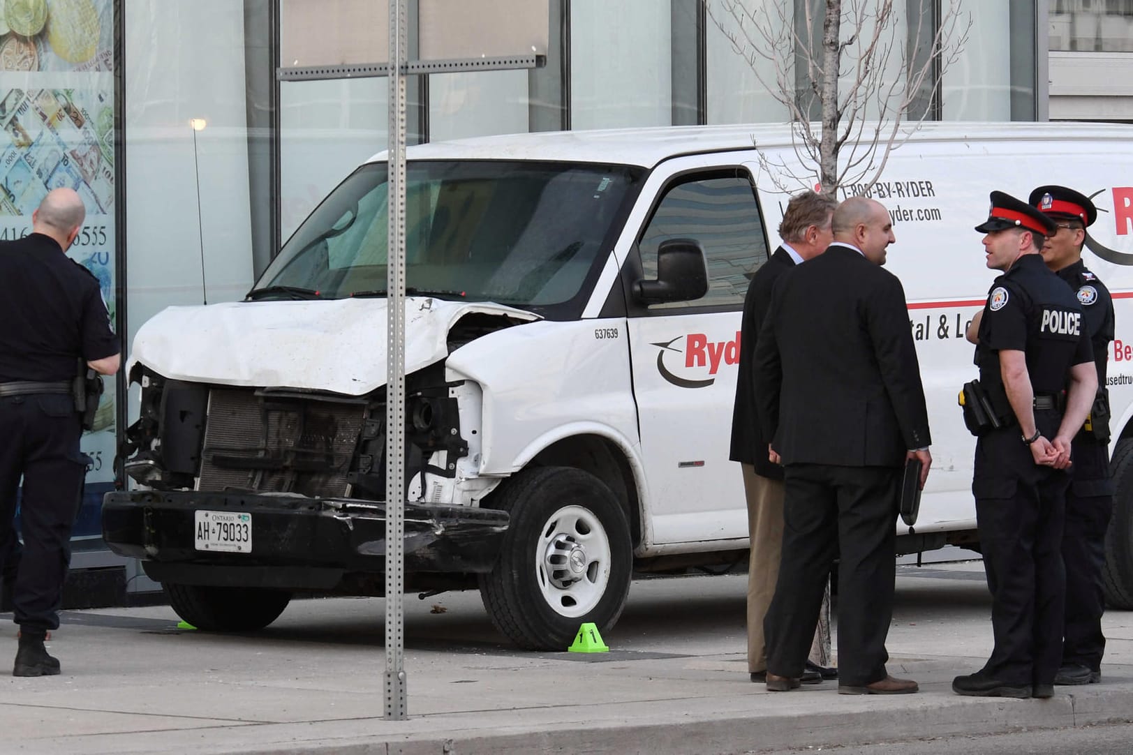 Kriminalpolizisten untersuchen das Anschlagsfahrzeug: Bei dem mutmaßlichen Täter von Toronto handelt es sich um einen 25-Jährigen aus dem Norden der Stadt.