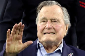 Der frühere US-Präsident George H.W. Bush im Februar 2017: Seinem Sprecher zufolge spricht der 93-Jährige gut auf seine Therapie an.