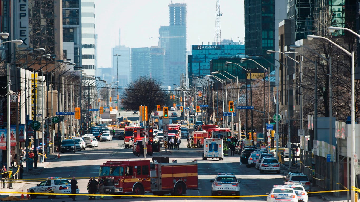 Die Yonge Street in Toronto am Montag: Augenzeugen berichten, der Van sei im Zickzackkurs über den Gehweg gefahren.
