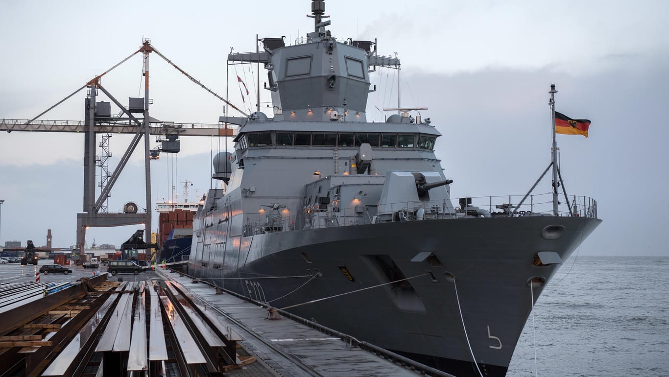 Die Fregatte "Baden-Württemberg" im Hafen von Cuxhaven: Schlechtes Projektmanagement verteuert die Modernisierung der Flotte "gravierend", bemängelt der Bundesrechnungshof.