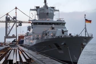 Die Fregatte "Baden-Württemberg" im Hafen von Cuxhaven: Schlechtes Projektmanagement verteuert die Modernisierung der Flotte "gravierend", bemängelt der Bundesrechnungshof.