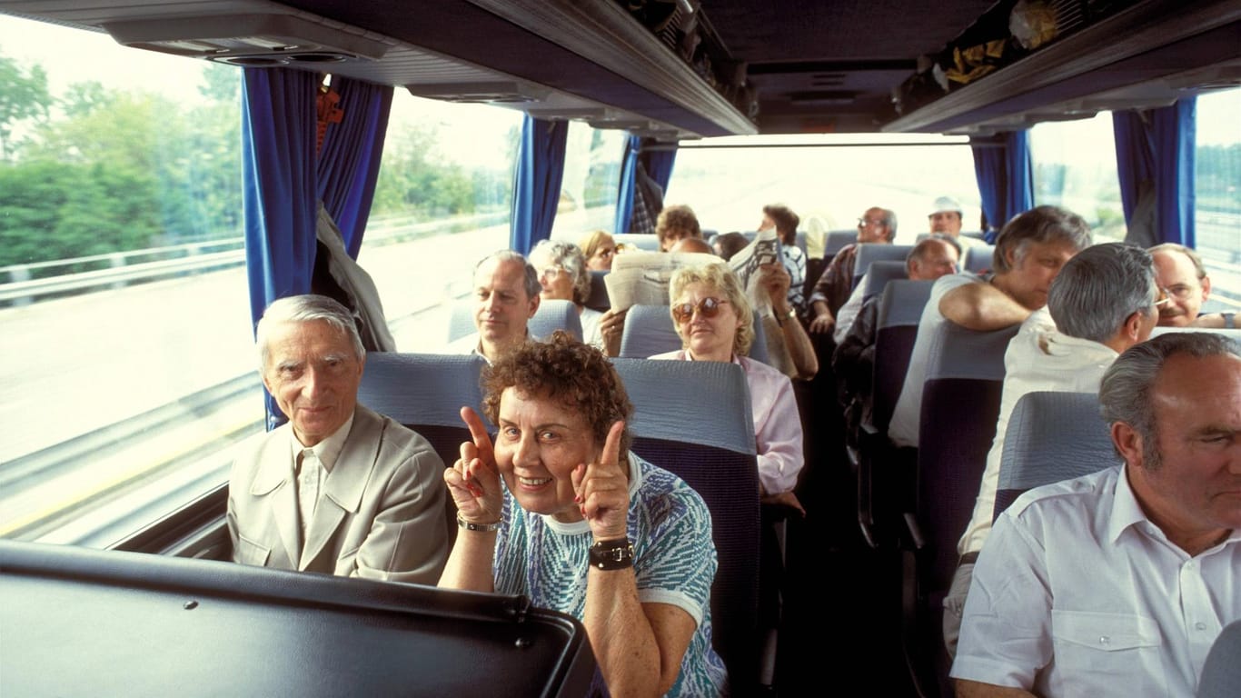 Reisegruppe während der Fahrt in einem Reisebus