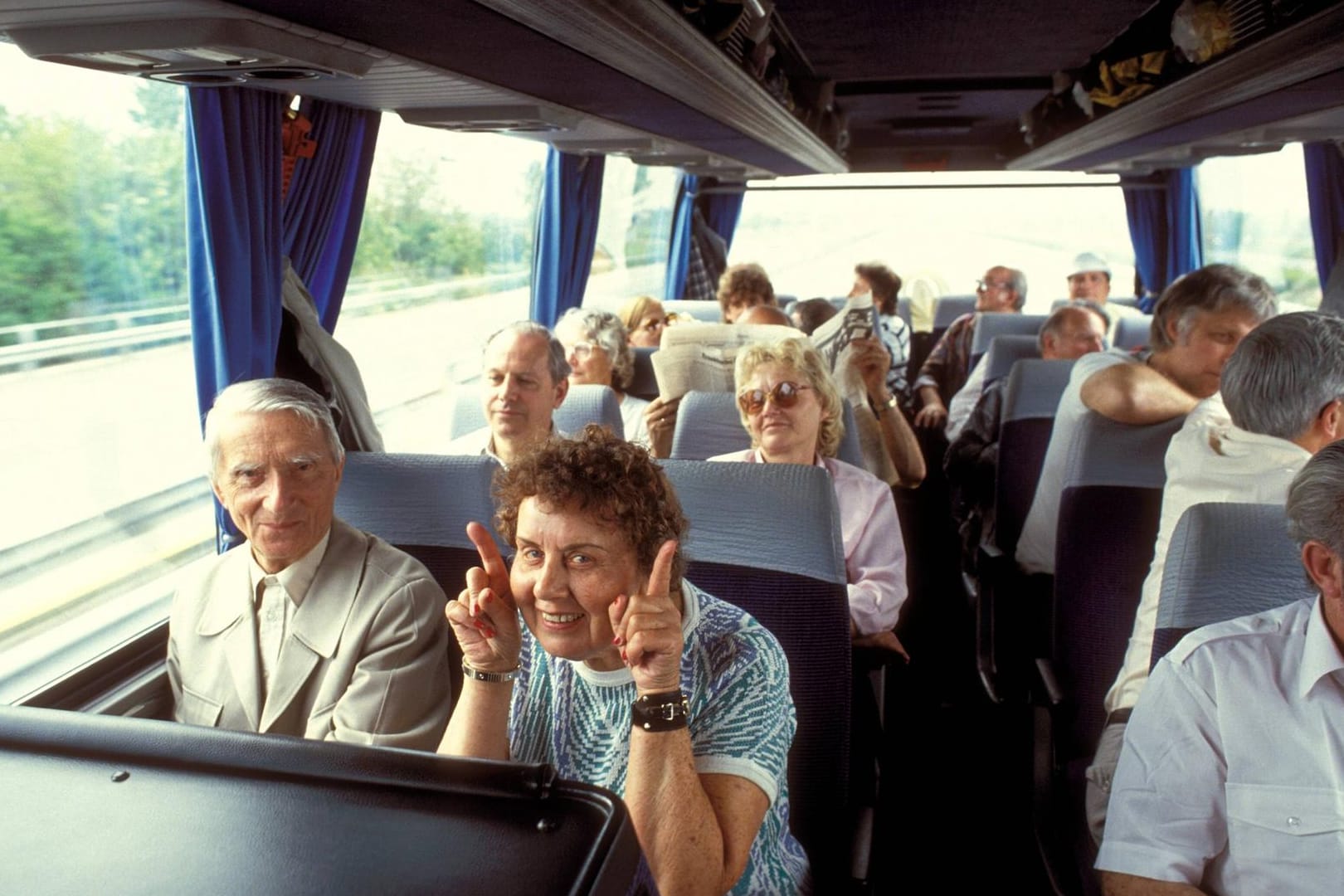 Reisegruppe während der Fahrt in einem Reisebus