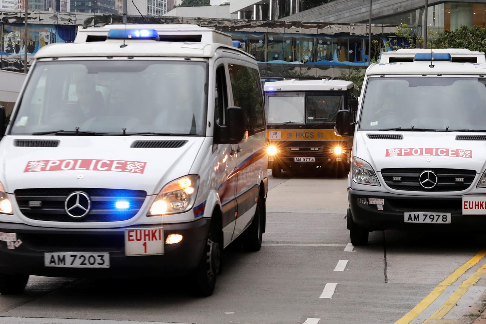 Polizei-Fahrzeuge in Hongkong, China: Nach Feuer mit 18 Toten in einer chinesischen Karaoke-Bar konnte nun der Brandstifter gefasst werden.