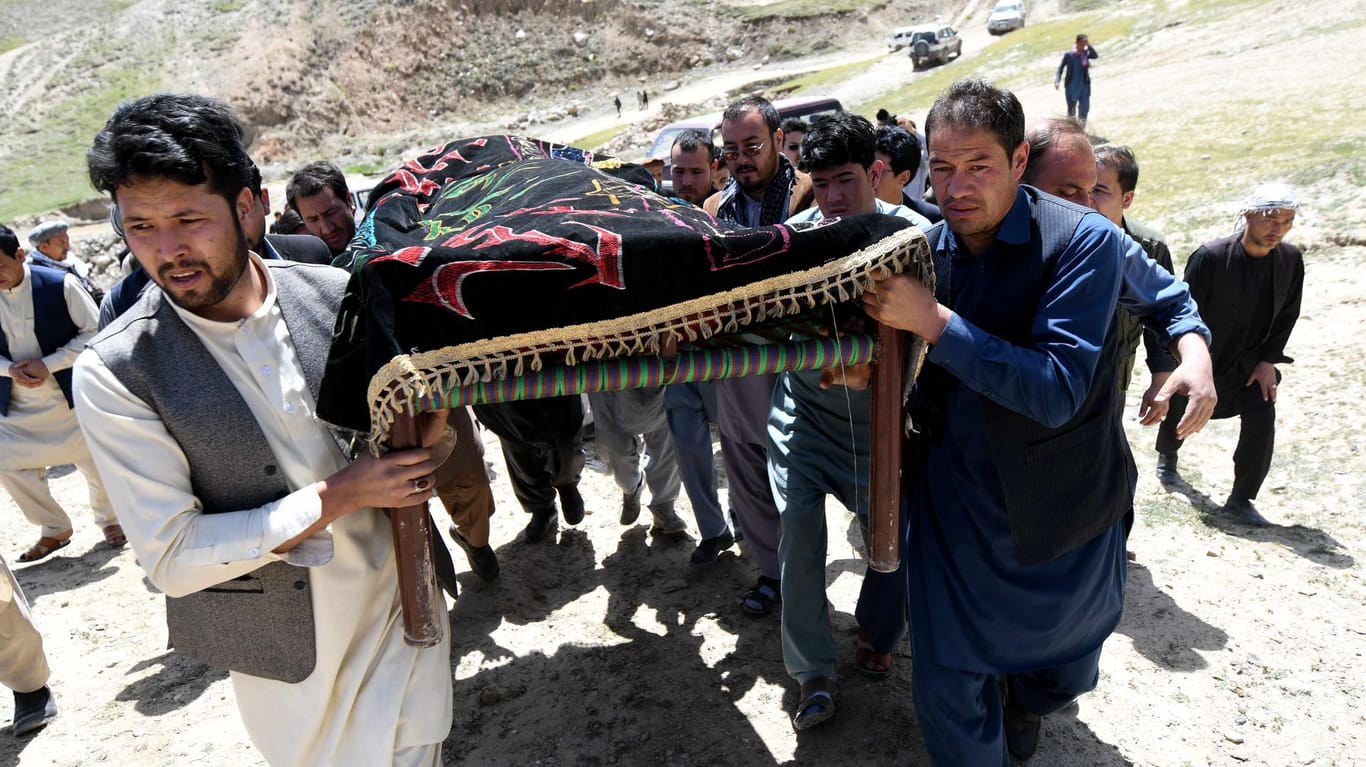Nach dem IS-Anschlag in Kabul: Familienangehörige und Verwandte tragen auf der Beerdigung für die Opfer eines Selbstmordattentats in der afghanischen Hauptstadt einen Sarg.