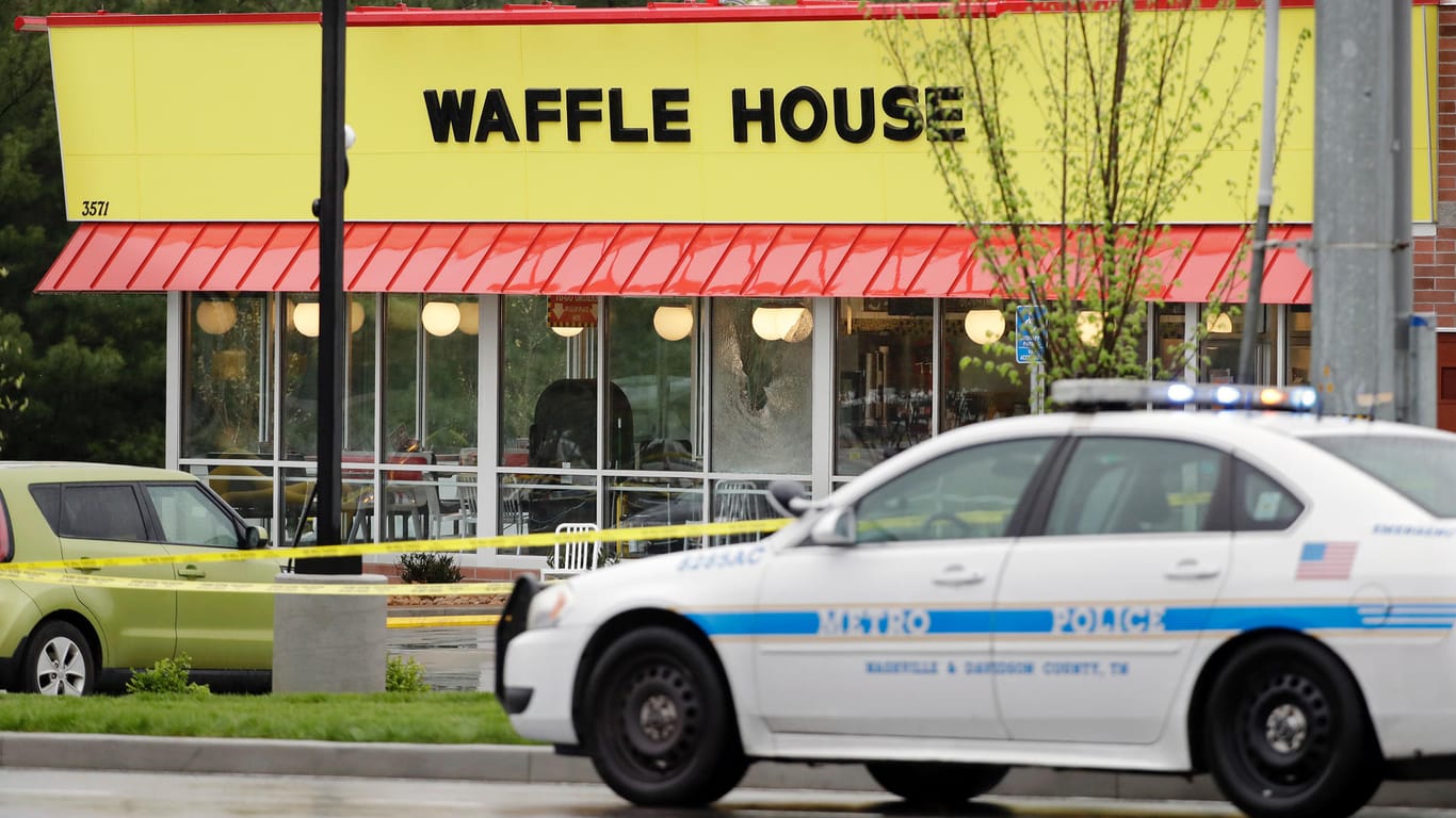 Ein Polizeiauto vor dem Tatort in Nashville: In dem Waffel-Restaurant soll Travis R. vier Menschen mit einem Schnellfeuergewehr vom Typ AR-15 getötet haben.