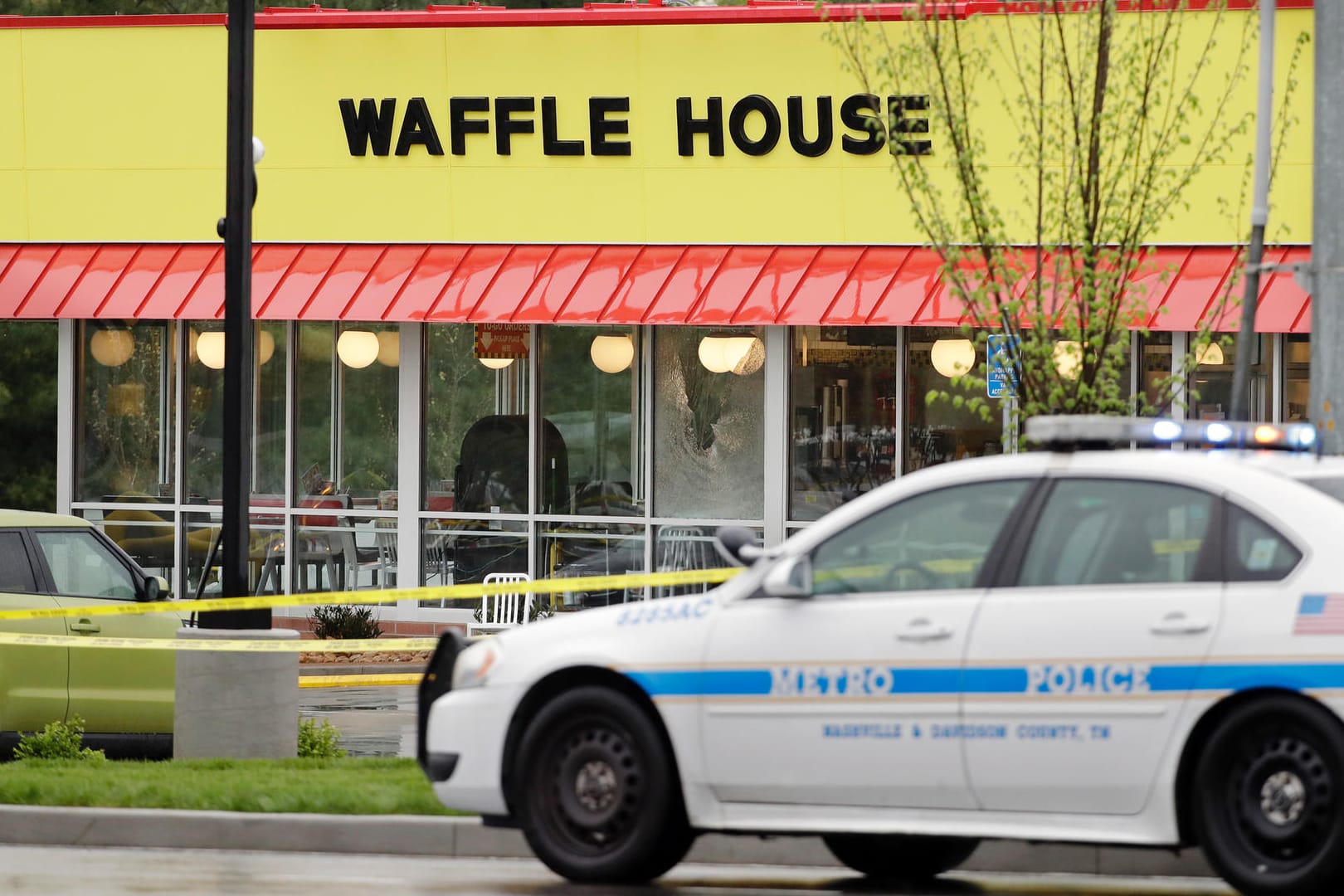 Ein Polizeiauto vor dem Tatort in Nashville: In dem Waffel-Restaurant soll Travis R. vier Menschen mit einem Schnellfeuergewehr vom Typ AR-15 getötet haben.