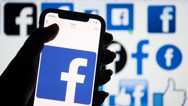 Facebook- Logo auf einem Smartphone. Facebook- Logo auf einem Smartphone.