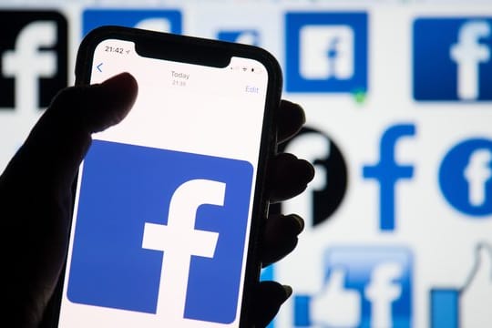Facebook- Logo auf einem Smartphone.