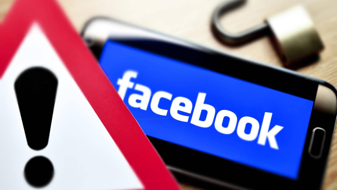 Smartphone mit Facebook-Logo: Mehr Inhalte gelöscht oder gesperrt