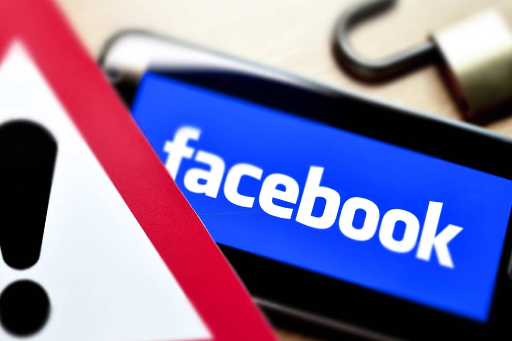 Smartphone mit Facebook-Logo: Mehr Inhalte gelöscht oder gesperrt