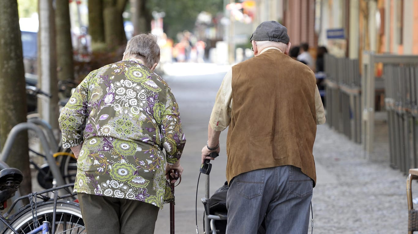 Ein Rentnerpaar in Berlin: Experten schätzen die Rentenpläne der großen Koalition als unrealistisch ein.