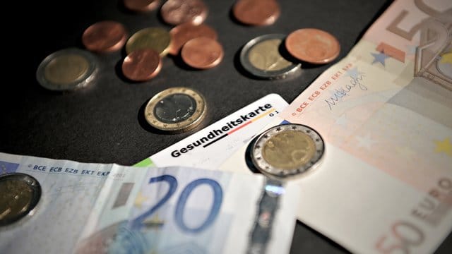 Niedrigere Beiträge für die Mitglieder der gesetzlichen Krankenkassen - dafür müsste Gesundheitsminister Spahn doch Beifall bekommen. Niedrigere Beiträge für die Mitglieder der gesetzlichen Krankenkassen - dafür müsste Gesundheitsminister Spahn doch Beifall bekommen.
