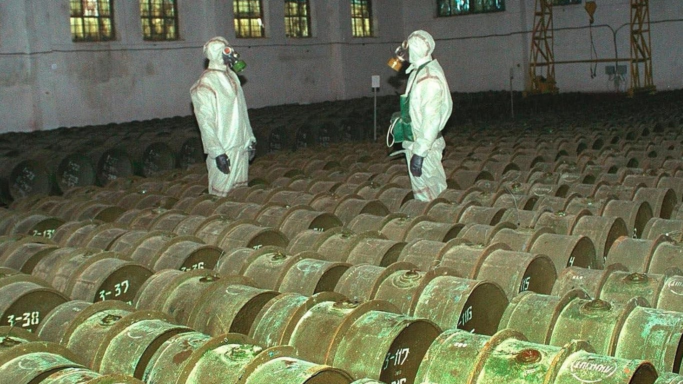 Ein Chemiewaffenlager in Gorny: Zwei russische Soldaten kontrollieren die Aufbewahrungsbehälter.