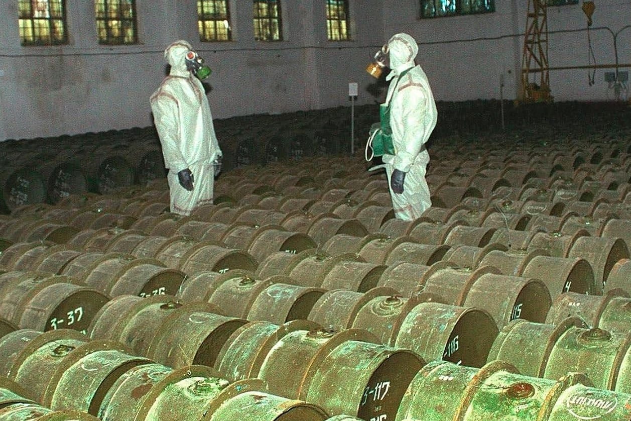 Ein Chemiewaffenlager in Gorny: Zwei russische Soldaten kontrollieren die Aufbewahrungsbehälter.