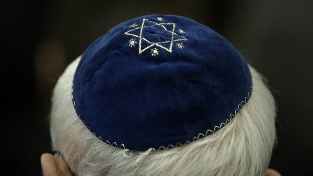 Traditionelle jüdische Kopfbedeckung: Der Präsident des Zentralrates der Juden in Deutschland, Josef Schuster, rät Juden davon ab, sich in Großstädten öffentlich mit einer Kippa zu zeigen. Traditionelle jüdische Kopfbedeckung: Der Präsident des Zentralrates der Juden in Deutschland, Josef Schuster, rät Juden davon ab, sich in Großstädten öffentlich mit einer Kippa zu zeigen.