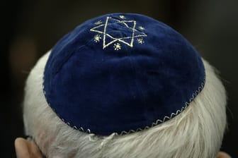 Traditionelle jüdische Kopfbedeckung: Der Präsident des Zentralrates der Juden in Deutschland, Josef Schuster, rät Juden davon ab, sich in Großstädten öffentlich mit einer Kippa zu zeigen.