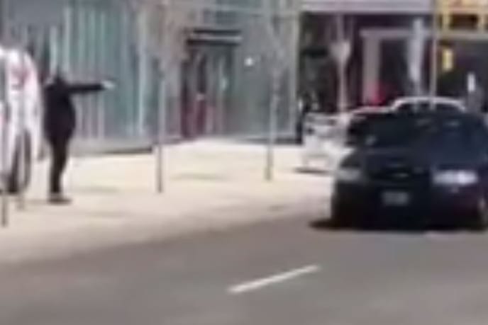 Lob für besonnenen Polizisten: Eine Handy-Aufnahme zeigt die Festnahme des mutmaßlichen Todesfahrers von Toronto.