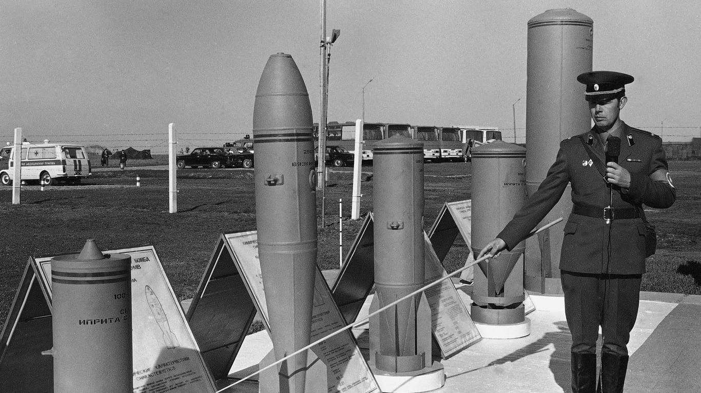 Ein Offizier der Sowjetarmee präsentiert 1987 Chemiewaffen-Munition in der Forschungseinrichtung in Schichani im Südwesten Russlands: Hier soll der Kampfstoff Nowitschok entwickelt worden sein.