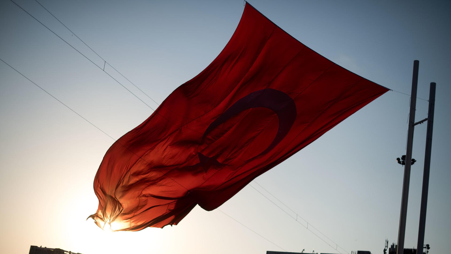 Die türkische Flagge vor einem Sonnenuntergang: Dutzende Verletzte bei Erdbeben im Südosten der Türkei. Die türkische Flagge vor einem Sonnenuntergang: Dutzende Verletzte bei Erdbeben im Südosten der Türkei.